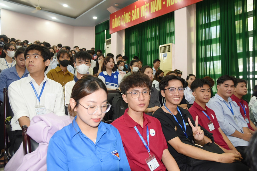 Đông đảo sinh viên tham gia cuộc thi.