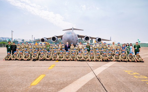 “Việc sử dụng máy bay vận tải của Australia để chuyển quân và thiết bị của bệnh viện dã chiến đầu tiên của Việt Nam cho thấy mức độ hợp tác và tin cậy ở mức độ cao giữa Lực lượng Quốc phòng Australia và Quân đội Nhân dân Việt Nam. Đây là hoạt động tuyệt vời để kỷ niệm 45 năm quan hệ ngoại giao Australia - Việt Nam và 20 năm quan hệ quốc phòng giữa hai nước” - Ngài Đại sứ Australia Craig Chittick phát biểu. Ảnh: Đại sứ Australia Craig Chittick và các quân nhân Việt Nam tại lễ xuất quân ngày 1/10 “Việc sử dụng máy bay vận tải của Australia để chuyển quân và thiết bị của bệnh viện dã chiến đầu tiên của Việt Nam cho thấy mức độ hợp tác và tin cậy ở mức độ cao giữa Lực lượng Quốc phòng Australia và Quân đội Nhân dân Việt Nam. Đây là hoạt động tuyệt vời để kỷ niệm 45 năm quan hệ ngoại giao Australia - Việt Nam và 20 năm quan hệ quốc phòng giữa hai nước” - Ngài Đại sứ Australia Craig Chittick phát biểu. Ảnh: Đại sứ Australia Craig Chittick và các quân nhân Việt Nam tại lễ xuất quân ngày 1/10