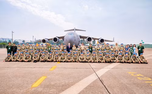 “Việc sử dụng máy bay vận tải của Australia để chuyển quân và thiết bị của bệnh viện dã chiến đầu tiên của Việt Nam cho thấy mức độ hợp tác và tin cậy ở mức độ cao giữa Lực lượng Quốc phòng Australia và Quân đội Nhân dân Việt Nam. Đây là hoạt động tuyệt vời để kỷ niệm 45 năm quan hệ ngoại giao Australia - Việt Nam và 20 năm quan hệ quốc phòng giữa hai nước” - Ngài Đại sứ Australia Craig Chittick phát biểu. Ảnh: Đại sứ Australia Craig Chittick và các quân nhân Việt Nam tại lễ xuất quân ngày 1/10