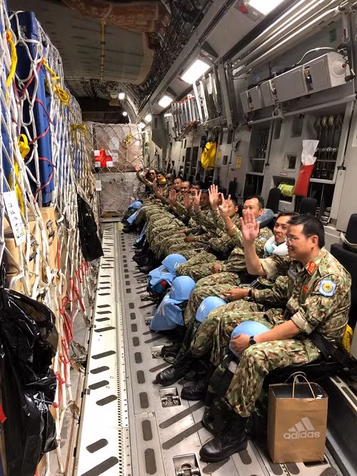 Đại tá Hoàng Kim Phụng - Cục Trưởng Cục Gìn giữ Hòa bình cho biết: “Australia tài trợ mở nhiều khóa học tiếng Anh ở các trình độ khác nhau cho cán bộ và nhân viên của bệnh viện dã chiến cấp 2 số 1, hỗ trợ 1 máy phát điện, 2 xe cứu thương và đặc biệt là cung cấp 2 chuyến bay C-17 vận chuyển con người và trang bị bệnh viện dã chiến cấp 2 sang Nam Sudan ngay đêm nay và ngày 16/10 tới.”