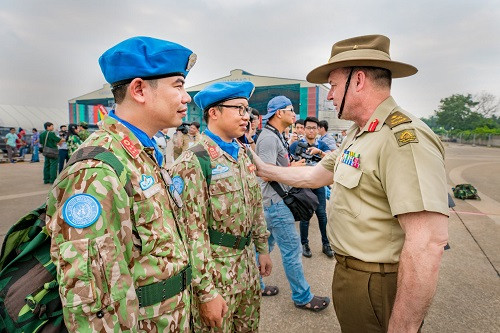 “Việc triển khai lực lượng gìn giữ hòa bình cấp đơn vị đầu tiên của Việt Nam tại một phái bộ của Liên Hợp Quốc là một dấu mốc quan trọng. Hoạt động không vận và những hỗ trợ khác của Australia cho việc triển khai này thể hiện cam kết chung của hai nước đối với Liên Hợp Quốc, an ninh toàn cầu cũng như mối quan hệ song phương vững mạnh” – Thiếu tướng Bilton phát biểu. Ảnh: Phó Tư lệnh tác chiến Liên quân Australia Gregory Bilton và các quân nhân Việt Nam “Việc triển khai lực lượng gìn giữ hòa bình cấp đơn vị đầu tiên của Việt Nam tại một phái bộ của Liên Hợp Quốc là một dấu mốc quan trọng. Hoạt động không vận và những hỗ trợ khác của Australia cho việc triển khai này thể hiện cam kết chung của hai nước đối với Liên Hợp Quốc, an ninh toàn cầu cũng như mối quan hệ song phương vững mạnh” – Thiếu tướng Bilton phát biểu. Ảnh: Phó Tư lệnh tác chiến Liên quân Australia Gregory Bilton và các quân nhân Việt Nam