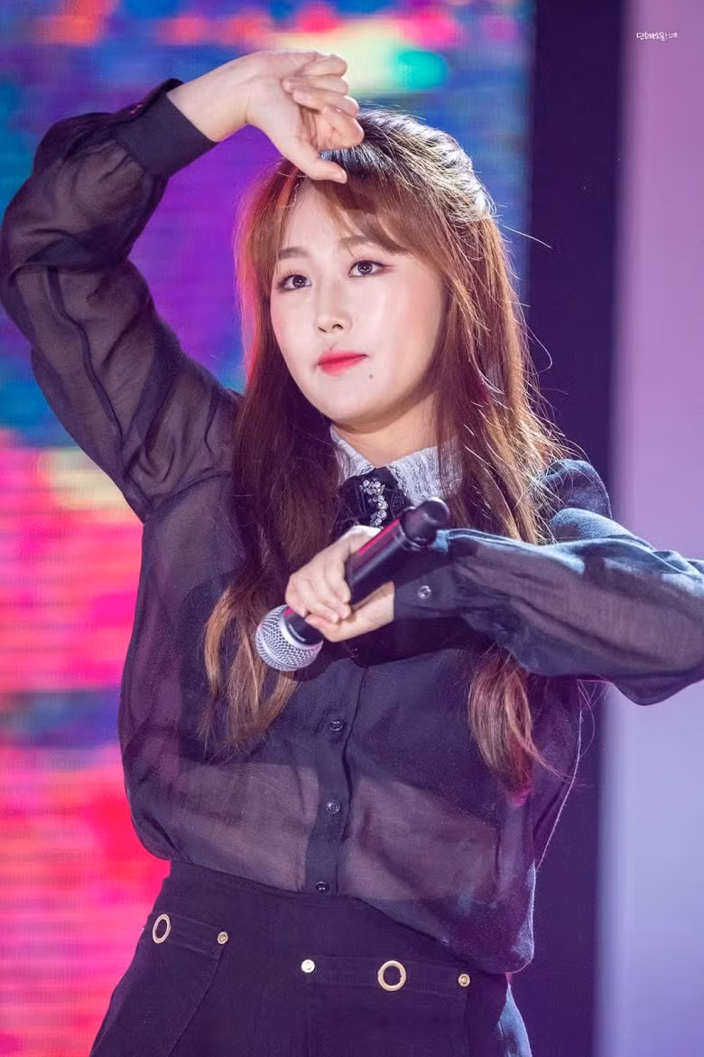 Những nữ thần tượng Kpop nổi tiếng với gương mặt trẻ thơ ảnh 12