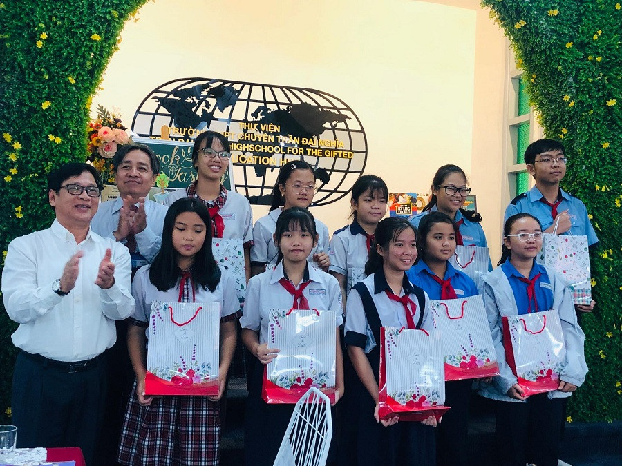 Tham gia hội thi, tất cả các em học sinh đều được nhận phần quà từ Ban tổ chức. Tham gia hội thi, tất cả các em học sinh đều được nhận phần quà từ Ban tổ chức.