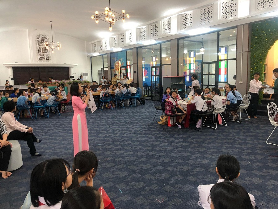 Chung kết hội thi tổ chức tại thư viện thông minh của Trường THPT Chuyên Trần Đại Nghĩa với không gian đọc mở, đầu sách phong phú. Chung kết hội thi tổ chức tại thư viện thông minh của Trường THPT Chuyên Trần Đại Nghĩa với không gian đọc mở, đầu sách phong phú.