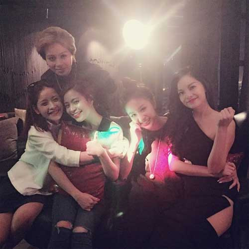 Con gái Vũ Thu Phương tinh nghịch khi đi tiêm phòng - 8