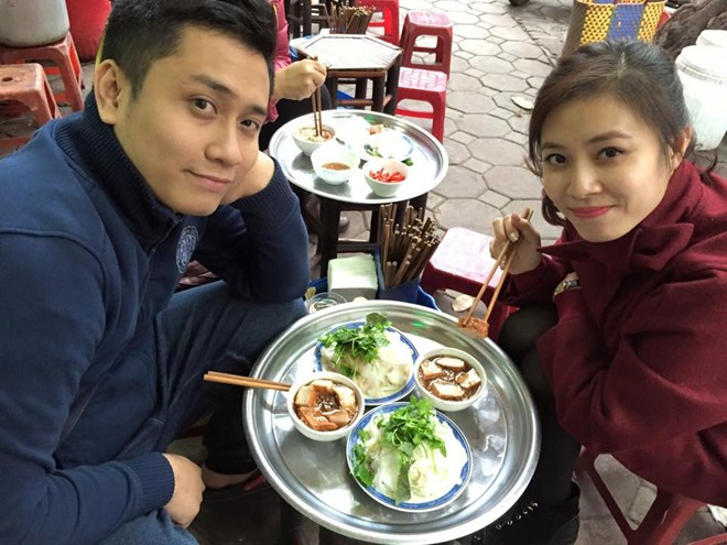 Mới đây, trong đêm Gala kỷ niệm 8 năm Chúng tôi là chiến sĩ, Trung Nghĩa đã bế hai quý tử tới cổ vũ cho bà xã khiến Hoàng Linh cảm thấy vô cùng hạnh phúc. Những lúc có thời gian rảnh, cặp đôi BTV vẫn tranh thủ cùng nhau dạo phố và thưởng thức những món ăn ngon. Tổ ấm hạnh phúc của các MC truyền hình nổi tiếng