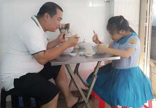 Con gái Vũ Thu Phương tinh nghịch khi đi tiêm phòng - 12