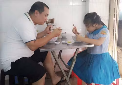 Con gái Vũ Thu Phương tinh nghịch khi đi tiêm phòng - 12