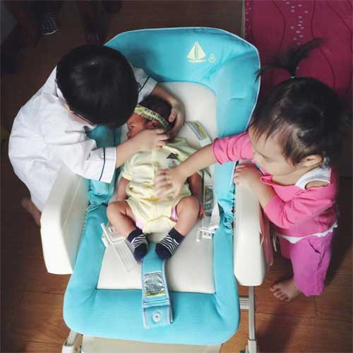 Con gái Vũ Thu Phương tinh nghịch khi đi tiêm phòng - 9