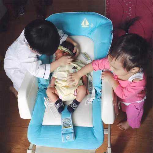 Con gái Vũ Thu Phương tinh nghịch khi đi tiêm phòng - 9