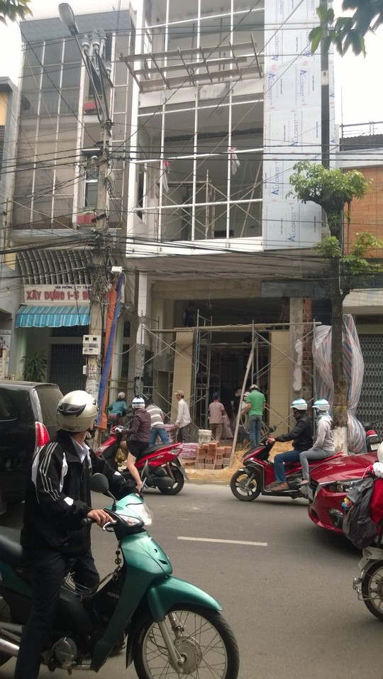 Quy Nhơn: Bị phóng điện, một công nhân nguy kịch ảnh 1 Hiện trường nơi anh Huề bị tai nạn