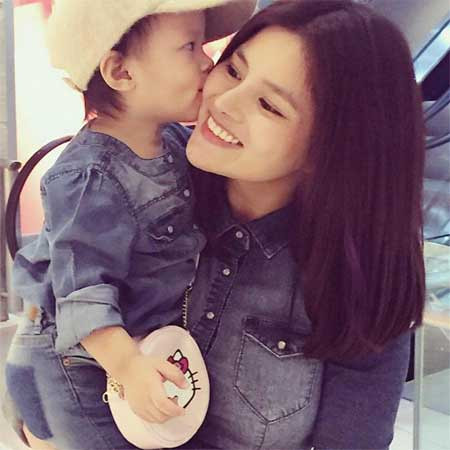 Con gái Vũ Thu Phương tinh nghịch khi đi tiêm phòng - 4