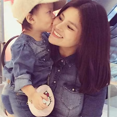 Con gái Vũ Thu Phương tinh nghịch khi đi tiêm phòng - 4