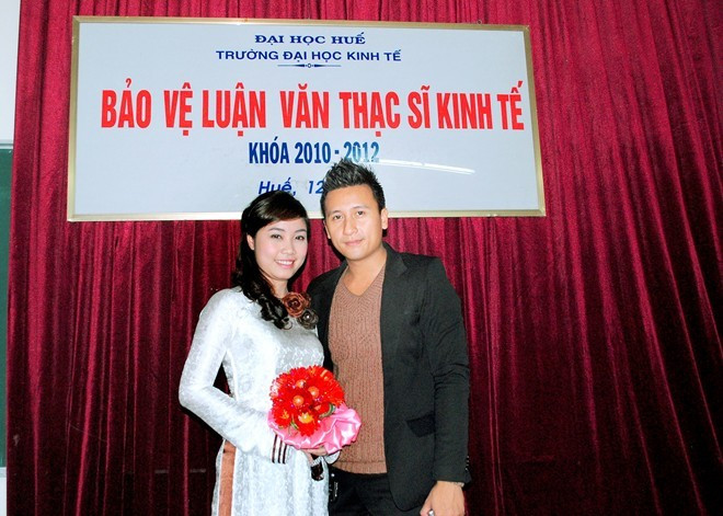 Anh Phương: Anh Phương tốt nghiệp ĐH kinh tế Huế và nhận bằng thạc sĩ năm 2012. Cô hiện là BTV - dẫn chương trình của Trung tâm truyền hình Việt Nam tại Huế. Công việc chính của Anh Phương là dẫn chương trình thời sự, biên tập và dẫn các chương trình tường thuật trực tiếp các sự kiện lớn... Tổ ấm hạnh phúc của các MC truyền hình nổi tiếng