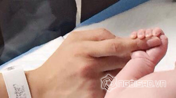 Diễm Hương chia sẻ ngộ nghĩnh việc chăm con ở bệnh viện