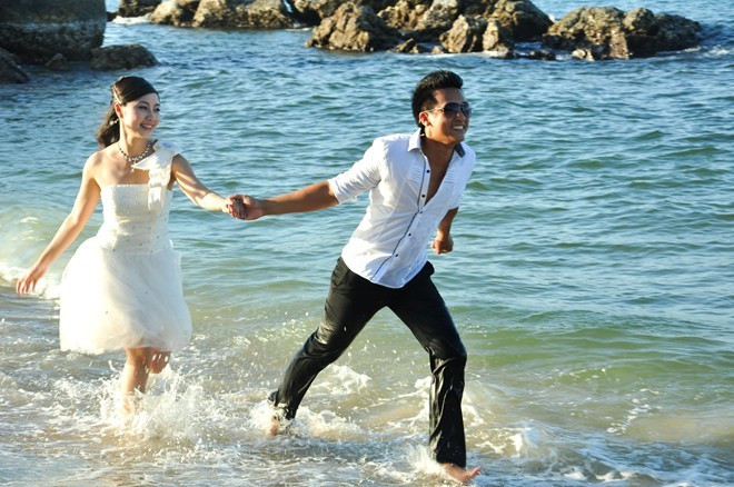 Ít ai biết, Anh Phương đã lập gia đình và có một cô con gái 3 tuổi. Chồng cô cũng là đồng nghiệp làm việc tại VTV Huế. Không chỉ nhận được sự thông cảm, sẻ chia từ "một nửa" cùng nghề, nữ BTV may mắn nhận sự ủng hộ của cả hai bên gia đình khi nhận quyết định điều động ra công tác tại Hà Nội. Tổ ấm hạnh phúc của các MC truyền hình nổi tiếng