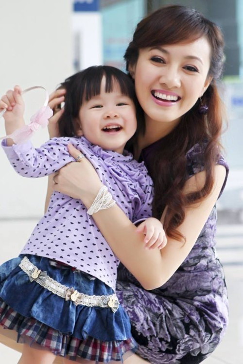 Từ khi lập gia đình rồi sinh con, BTV Hoài Anh thêm phần bận rộn. Cô cũng giống như bao bà mẹ trẻ khác, rất quan tâm và thường xuyên thu thập kiến thức chăm sóc con nhỏ từ những người đi trước, đặc biệt đọc nhiều sách báo, tìm thông tin trên các phương tiện truyền thông để tìm được phương pháp tốt nhất cho con. Tổ ấm hạnh phúc của các MC truyền hình nổi tiếng