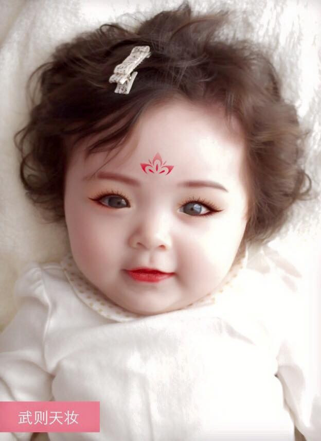 Bé Mộc Trà hóa Võ Tắc Thiên. Ảnh con gái Elly Trần hóa Võ Mỵ Nương gây tranh cãi