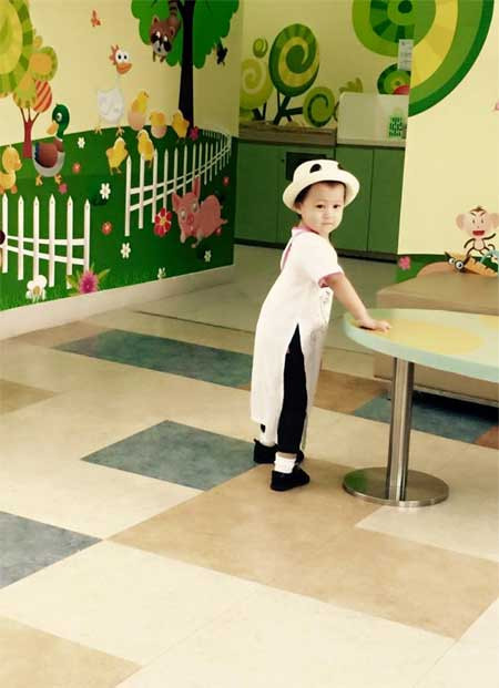 Con gái Vũ Thu Phương tinh nghịch khi đi tiêm phòng - 3