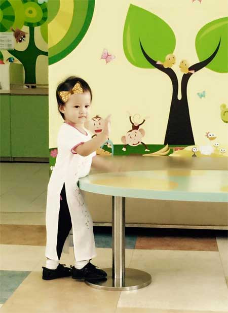 Con gái Vũ Thu Phương tinh nghịch khi đi tiêm phòng - 1