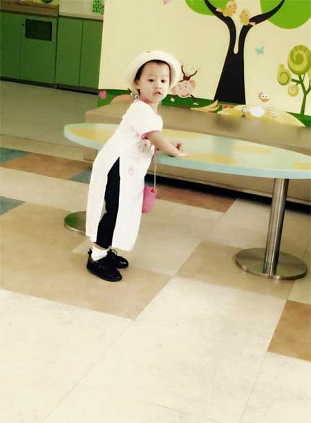 Con gái Vũ Thu Phương tinh nghịch khi đi tiêm phòng - 2