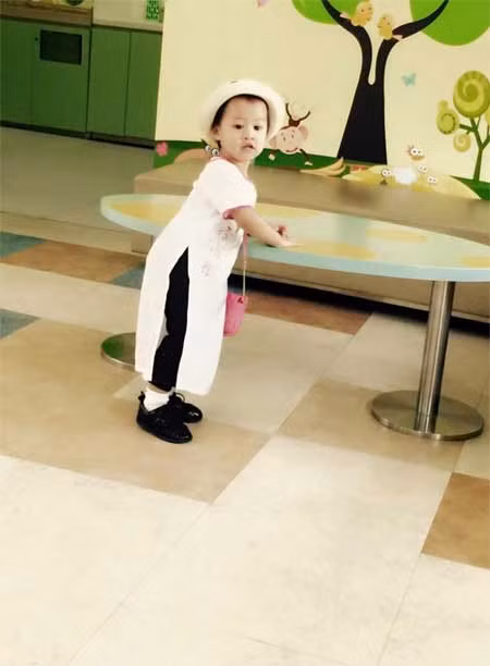 Con gái Vũ Thu Phương tinh nghịch khi đi tiêm phòng - 2