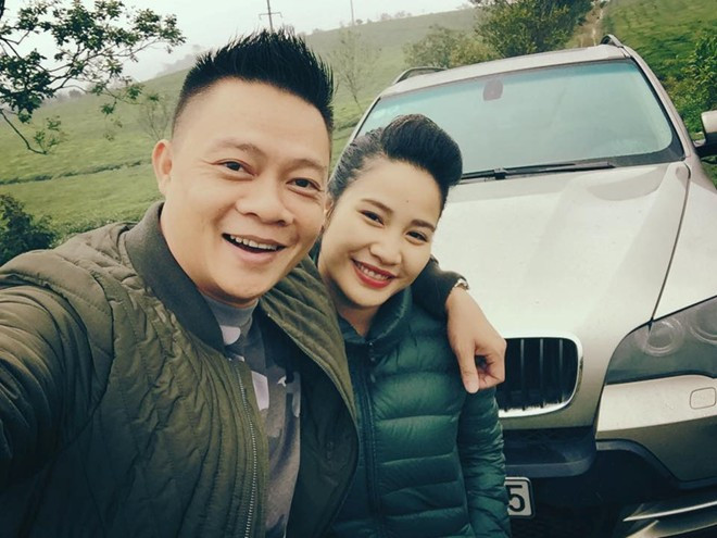 Chia sẻ về bà xã, Quang Minh cho hay, "một nửa" cũng rất bận rộn với công việc kinh doanh. Tuy nhiên, cả hai vẫn cố gắng dành cho nhau những khoảng thời gian riêng tư. Nếu muốn đi xem phim hay nghe nhạc, bà xã sẽ “đặt hàng” trước, tức là nhắn tin, gọi điện hỏi xem Quang Minh rảnh hay không rảnh hôm nào. Còn nam MC luôn là người nhận nhiệm vụ đặt mua vé ở trên mạng để chuẩn bị cho buổi hẹn. Tổ ấm hạnh phúc của các MC truyền hình nổi tiếng