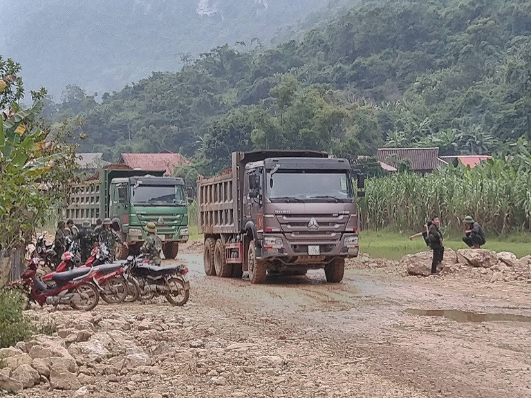 Đội quân bảo vệ mặc quần áo rằn ri luôn nhăm nhe đeo bám người lạ và sẵn sàng bảo vệ đoàn xe lấy đất trong thôn để đưa ra đãi vàng Đội quân bảo vệ mặc quần áo rằn ri luôn nhăm nhe đeo bám người lạ và sẵn sàng bảo vệ đoàn xe lấy đất trong thôn để đưa ra đãi vàng