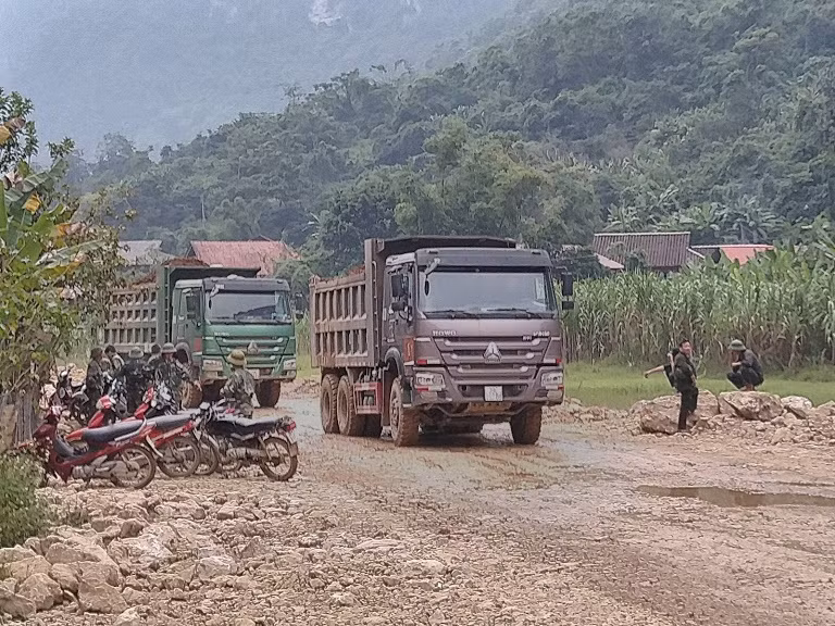 Đội quân bảo vệ mặc quần áo rằn ri luôn nhăm nhe đeo bám người lạ và sẵn sàng bảo vệ đoàn xe lấy đất trong thôn để đưa ra đãi vàng