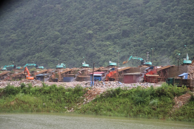 08 máng đãi vàng tại Mỏ vàng Bản Ná chạy suốt ngày đêm