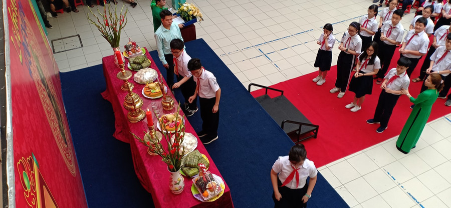 Học sinh Trường THCS Nguyễn Du dâng hương