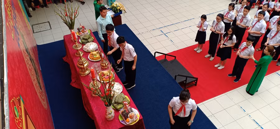 Học sinh Trường THCS Nguyễn Du dâng hương