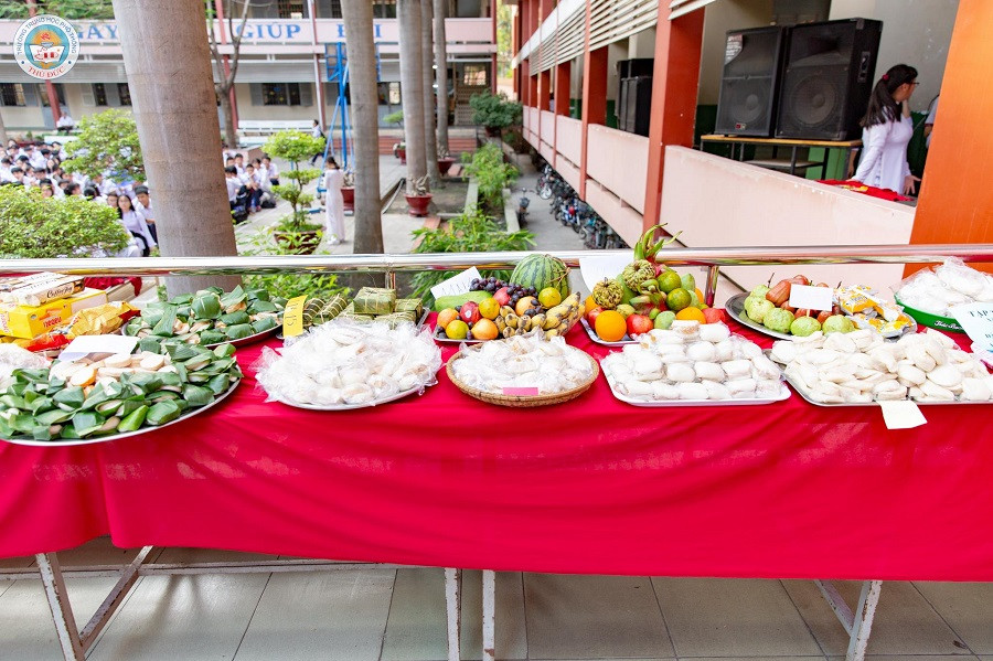 Mâm cỗ của học sinh Trường THPT Thủ Đức chuẩn bị