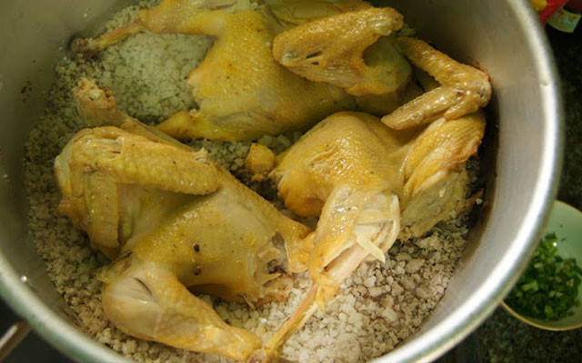 Mẹo luộc gà không cần nước cực ngon - Ảnh 2