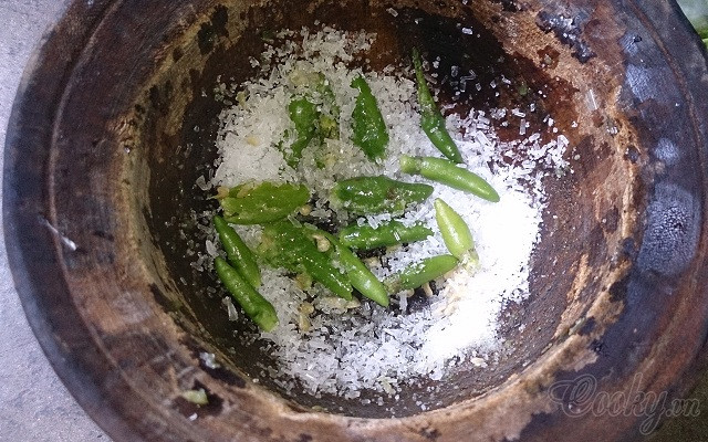 Mẹo luộc gà không cần nước cực ngon - Ảnh 3