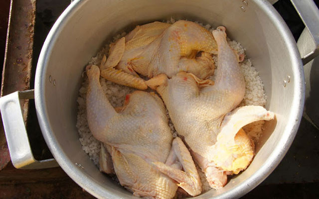 Mẹo luộc gà không cần nước cực ngon - Ảnh 1