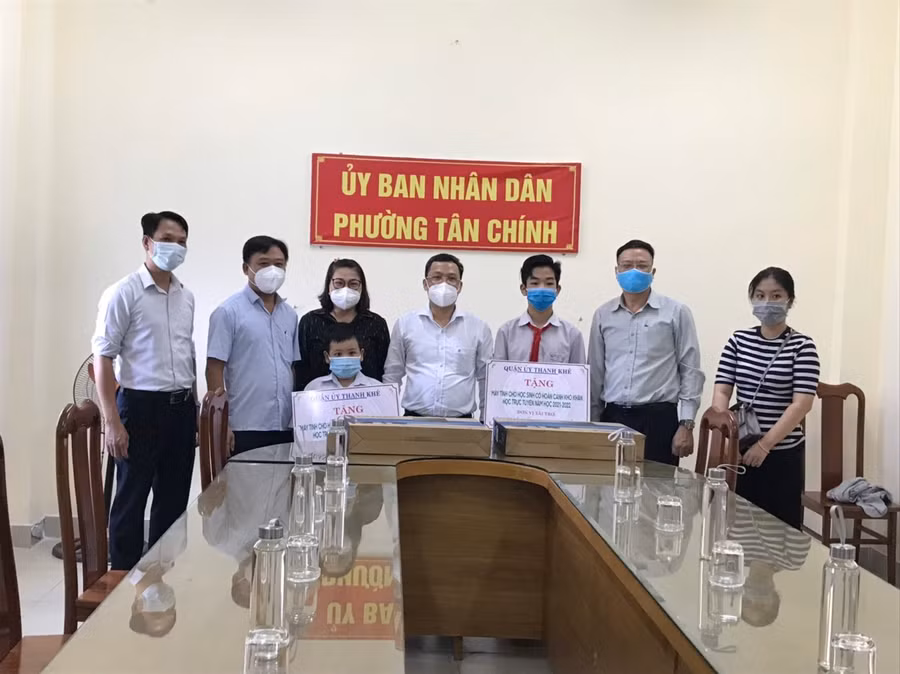Đại diện Thường trực quận ủy Thanh Khê và Phòng GD&amp;ĐT trao máy tính cho HS đặc biệt khó khăn tại phường Tân Chính