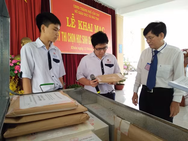 HS kiểm tra niêm phong đề thi trong lễ khai mạc