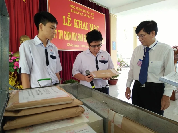 HS kiểm tra niêm phong đề thi trong lễ khai mạc