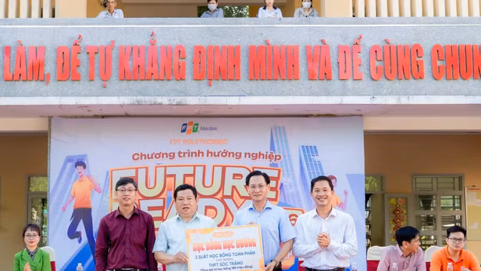 Ông Thái Đăng Khoa - Bí thư phường Phú Lợi trao học bổng.
