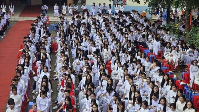 Học sinh Trường THPT Hoàng Diệu trong lễ kỷ niệm 43 năm ngày Nhà giáo Việt Nam 20/11. Ảnh: Nguyên Việt.