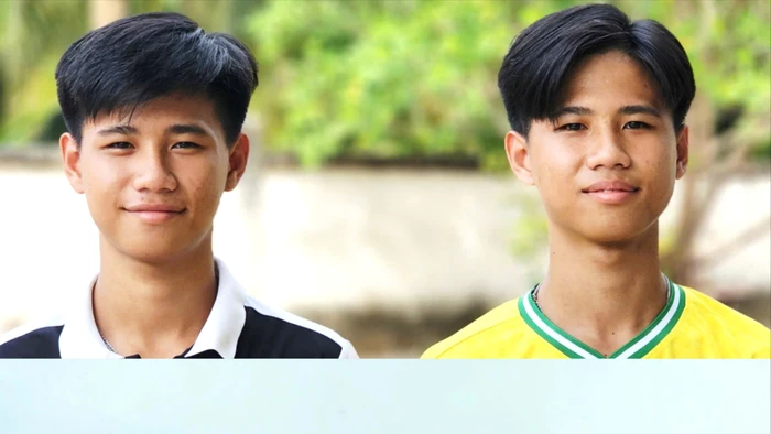 Hai cặp song sinh Huy - Hoàng (ảnh trên) và Nhân - Nghĩa cùng viết đơn tình nguyện nhập ngũ.