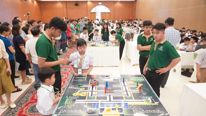 Thí sinh dự thi Cuộc thi Robothon cấp TP Cần Thơ năm 2025. 