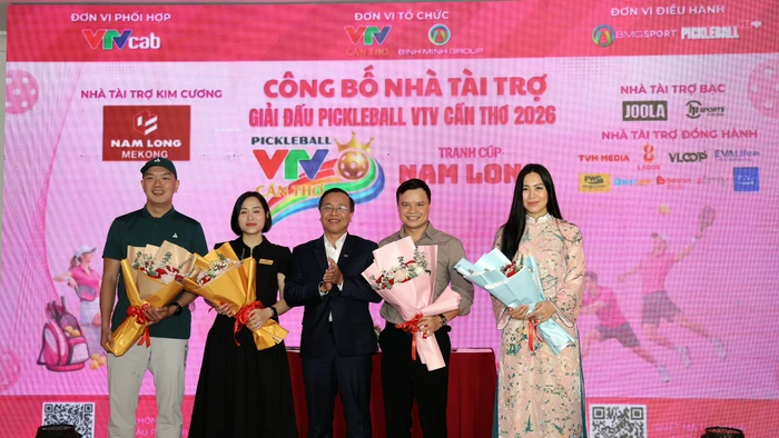 Ban tổ chức tặng hoa cho các nhà tài trợ giải đấu.