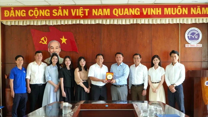 Đoàn công tác VPĐD Báo GD&TĐ tại ĐBSCL chụp ảnh lưu niệm cùng Trường ĐH Trà Vinh.