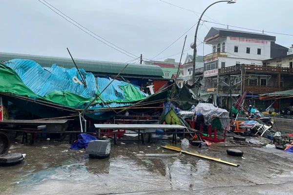 Chợ dân sinh ngổn ngang sau khi bão Bualoi đổ bộ.