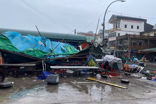 Chợ dân sinh ngổn ngang sau khi bão Bualoi đổ bộ.