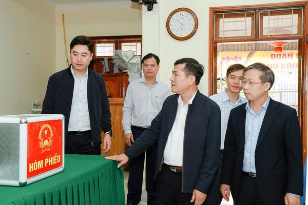 Ông Thái Văn Thành, Phó Chủ tịch UBND tỉnh Nghệ An kiểm tra công tác chuẩn bị bầu cử tại xã Tương Dương.