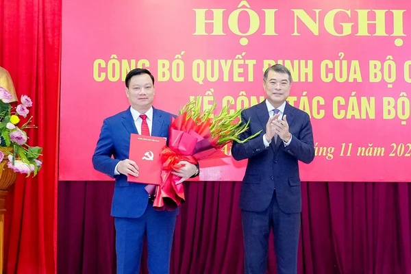 Trưởng Ban Tổ chức Trung ương Lê Minh Hưng trao quyết định cho ông Nguyễn Khắc Thận. (Ảnh: Phạm Bằng)