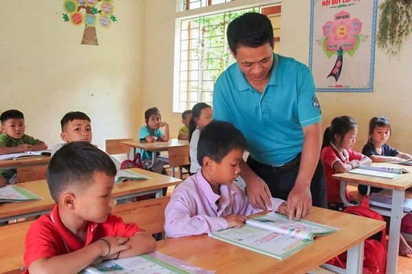 Một giờ lên lớp của thầy giáo Phan Ngọc Khánh. (Ảnh: Hồ Ngợi)